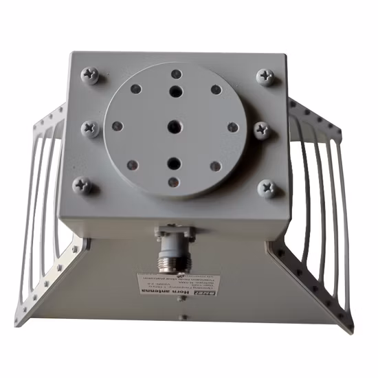 Высокомощная микроволновая волноводная антенна с прорезями